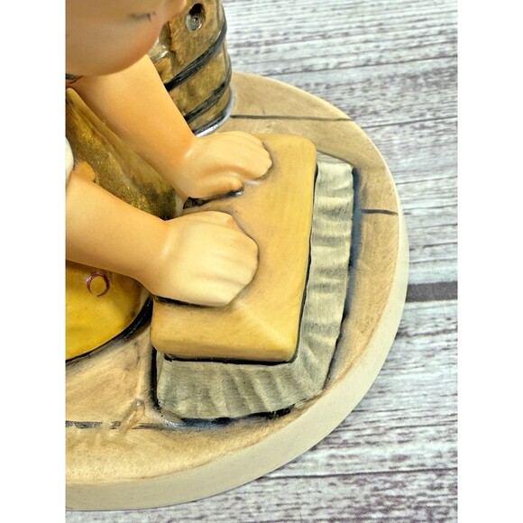 Hummel #363 Big Housecleaning TMK5 Goebel Last Bee w BOX Excellent Condition - Picture 9 of 14